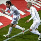 Sergio Ramos, autor del gol del Real Madrid, corre para celebrarlo secundado por Pepe.