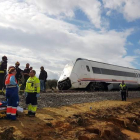 Los servicios de emergencia junto al tren descarrilado en la localidad de Arahal. FERMÍN CABANILLAS