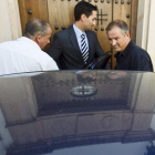 El exalcalde de Ronda, el socialista Antonio María Marín (derecha), entra en un coche.