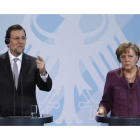 Mariano Rajoy y Angela Merkel, en rueda de prensa tras un encuentro entre ambos mandatarios en Berlín.