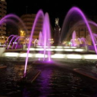 Aspecto que ofrece la fuente de Guzmán con las nuevas tonalidades de la iluminación recién estrenada