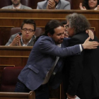 Pablo Iglesias felicita a Joan Tardà tras su intervención en el pleno de la moción de censura contra el presidente del Gobierno, Mariano Rajoy, el pasado 13 de junio.