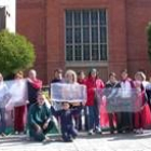 La protesta se realizó en medio del pueblo, junto a la iglesia de Veguellina