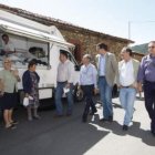 El líder socialista observa un puesto de venta ambulante