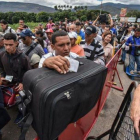 Ciudadanos venezolanos esperan en la frontera con Colombia para escapar de su país.