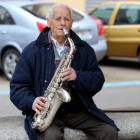 Benigno González toca su saxofón.