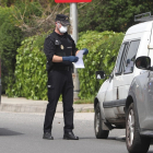 Control de la Policia Nacional en la Avenida de Galicia de Ponferrada. LUIS DE LA MATA