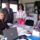 El alcalde, junto a varias trabajadoras del centro de Acción Social con sede en La Virgen.