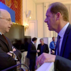 El ministro del interior francés Cazeneuve conversa con el director del Tour, Prudhomme, antes de la rueda de prensa