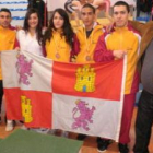 Los luchadores de la Federación Territorial de Castilla y León, con las medallas.