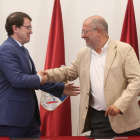  El presidente del PPCyL, Alfonso Fernández Mañueco, y el portavoz de Ciudadanos en las Cortes, Francisco Igea, firman el acuerdo para la gobernabilidad de Castilla y León