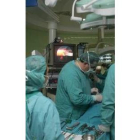 Varios profesionales durante la realización de una intervención quirúrgica