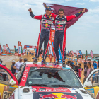 Al-Attiyah celebra junto a su copiloto el triunfo en el Dakar. EATON