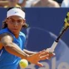 El mallorquín Rafael Nadal se prepara para golpear la bola durante su partido