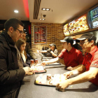 Clientes de Burguer King, en la jornada inaugural de ayer por la tarde en el nuevo establecimiento de Carrefour.