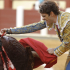 José Tomás entra a matar con la espada al segundo toro durante la cuarta corrida de la Feria de la Virgen de San Lorenzo de Valladolid.