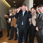 Silván (en el centro) junto al resto de autoridades, se prueba las gafas características para vision