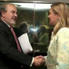 Pedro Solbes conversa con Pilar del Olmo antes de la reunión