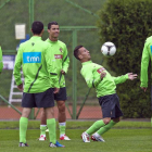 Cristiano Ronaldo sonríe en un entrenamiento con sus compañeros de selección.