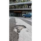 Un bache de importantes dimensiones en pleno centro.