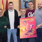 El jurado posa con el cartel ganador en el salón de plenos. DL