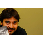 Emilio Gancedo con su libro con el que participará en el Club de Lectura de la Universidad. RAMIRO