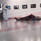 Fotografía difundida por el diario 'Hurriyet' en que se ve al embajador abatido en el suelo.