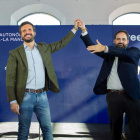 Pablo Casado ayer en Puentollano con el líder del PP de Castilla-La Mancha, Paco Núñez. JESÚS MONROY