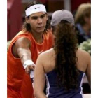 Nadal entrega una botella de una asistente sobre la cancha