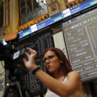 Imagen de los paneles de cotización de los valores de la Bolsa española.