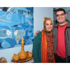 El artista marroquí Younes —«he conocido casi todos los gobiernos de la democracia— posa con su mujer, la intérprete Asma Bakri.