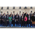 Foto de familia de los presidentes de las 38 diputaciones y cabildos insulares que se dieron cita en la comisión de la FEMP celebrada ayer en León. RAMIRO