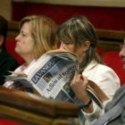 Una diputada catalana ojea un periódico con la prohibición de las corridas de toros.