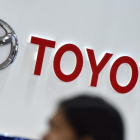 El logo de Toyota en una feria en Tokio.