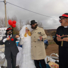 Una de las carrozas más originales que pudieron verse, emulando la boda de Carmen con Hilario (izquierda). PLANILLO