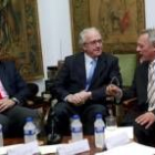 Enrique López, Manuel García Prada y Felix Herrero, en el acto de ayer en la Casa de León en Madrid