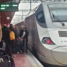 Un Alvia en la estación de trenes de León. DL