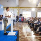 Alberto Núñez Feijóo ayer, durante un acto con populares en la localidad malagueña de Alhaurín el Grande. DANIEL PÉREZ