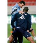 López Caro da instrucciones a Robinho durante uno de los entrenamientos del Real Madrid