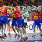La selección española celebra efusivamente la victoria ante Alemania y la clasificación para las semifinales del Europeo. GEORGI LICOVSKI