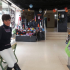 La directora, Mercedes Martínez, en la exposición realizada en abril por los alumnos.