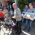 Las barreras arquitectónicas siguen alterando la votación; en el Iesve de Ponferrada fue necesario bajar una urna a la calle.