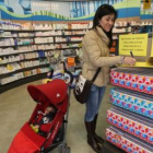 Una madre firma la lista abierta por la farmacia de la calle Cervantes de La Virgen para pedir un pe