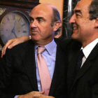 El ministro de Economía, Luis de Guindos, junto al presidente de CEOE, Juan Rosell, en una imagen de archivo.