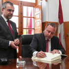 A la derecha, Joan Mesquida firma el libro de honor del Ayuntamiento de La Bañeza, en una imagen de archivod el 2011. NORBERTO