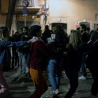 Un grupo de jóvenes se divierte en el centro de la ciudad de Barcelona, en una foto del 15 de mayo. MARTA PÉREZ