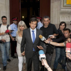 Lluis Corominas, acusado por el caso Tous, saliendo de la Audiencia de Barcelona, junto a su mujer, el 1 de mayo del 2011.