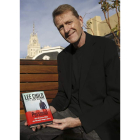 El escritor británico Lee Child con su nuevo libro, ‘Personal’