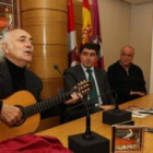 Amancio Prada, que ofreció ayer un recital improvisado en el Club de Prensa del Diario, junto a Pabl