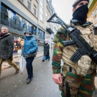 Soldados y policías recorren la rue Neuve, la mayor calle comercial de Bruselas